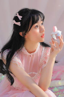 单亲妈妈故意装睡